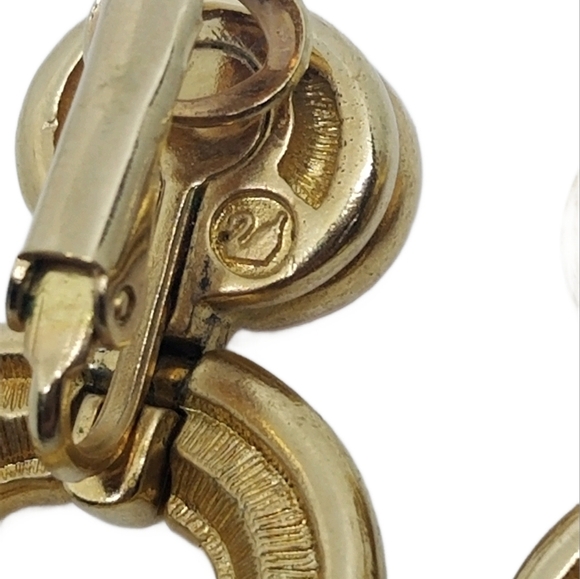 SWAROVSKI VINTAGE GOLDTONE & MAGENTA CRYSTAL DOORKNOCKER CLIP ON EARRINGS - Picture 6 of 6